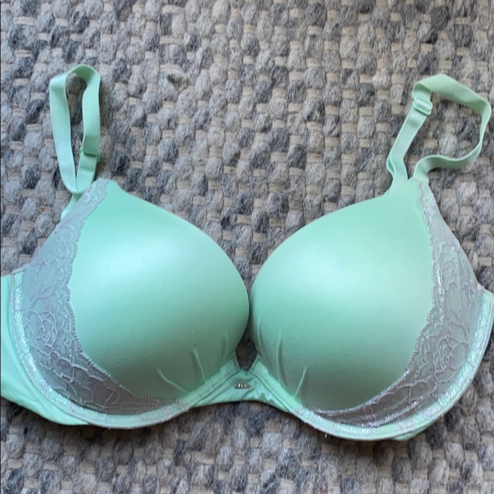 EUC VS Fabulous Plunge Bra 36D